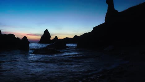 Playa-Rocosa-Vacía-Durante-El-Crepúsculo