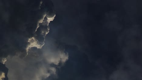 Dunkle-Kumulonimbuswolken-Mit-Blitzschlag,-Sicht