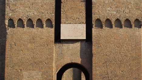 Este-Castillo-En-Ferrara,-Italia,-Unesco-Patrimonio-De-La-Humanidad,-Tiro-Panorámico-Inclinado-Hacia-Abajo
