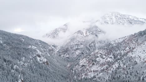 Verschneite-Landschaft-Des-American-Fork-Canyon-Im-Winter-In-Den-Wasatch-Mountains-Von-Utah,-Vereinigte-Staaten