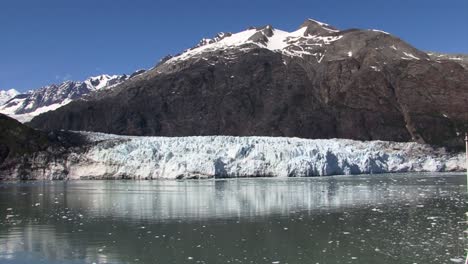 Hermosa-Vista-Del-Glaciar-Margerie-Y-Las-Aguas-Heladas-De-La-Bahía-De-Entrada-Tarr,-Parque-Nacional-Y-Reserva-De-La-Bahía-Glaciar,-Alaska