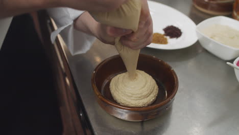 El-Chef-Prepara-Un-Plato-De-Entrada-De-Hummus-Mediterráneo