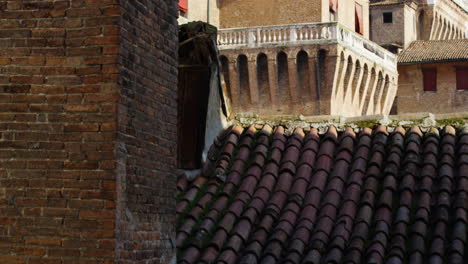 Este-Castillo-En-Ferrara,-Italia,-Sitio-Del-Patrimonio-Mundial-De-La-Unesco,-Tiro-Medio-Inclinado-Hacia-Arriba