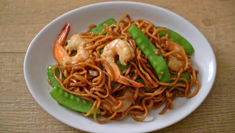 stir-fried-yakisoba-noodles-with-green-peas-and-shrimps---Asian-food-style