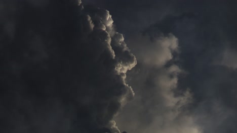 Dunkle-Cumulonimbus-Wolken,-In-Denen-Gewitter-Toben