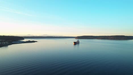 Boot,-Das-Durch-Die-Bucht-Der-Dünenhalbinsel-In-Ruston-Way-Fährt-Tacoma-Washington---Luftaufnahme