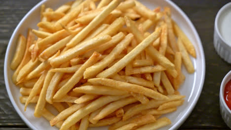 Pommes-Frites-Oder-Kartoffelchips-Mit-Sauerrahm-Und-Ketchup