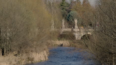 Puente-De-San-Pablo-Sobre-El-Río-Arlanzón-En-Burgos,-España,-Gran-Cámara-Lenta
