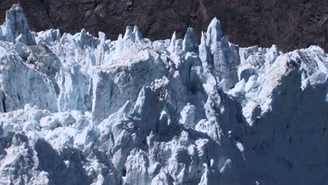 Gezackte-Eisspitzen-Auf-Dem-Gletscher-Bilden-Eine-Einzigartige-Form