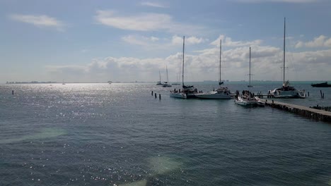 Niedrige-Antenne-Von-Booten-An-Den-Docks-Auf-Einer-Tropischen-Insel
