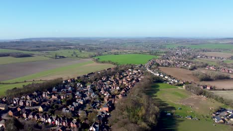 Drohnenschuss,-Der-über-Eine-Wohnsiedlung-Im-Dorf-Chartham-In-Kent-Fliegt