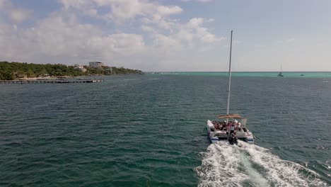 Un-Gran-Grupo-De-Turistas-En-Un-Yate-Catamarán-Navegando-En-El-Océano