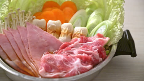 Sukiyaki-Oder-Shabu-Hot-Pot-Schwarze-Suppe-Mit-Fleisch-Roh-Und-Gemüse---Japanische-Essensart