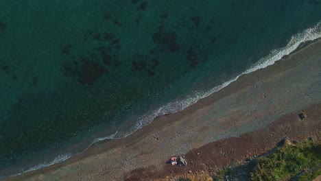 Aerial-view-of-beach-moving-down-and-tilting-into-the-horizon