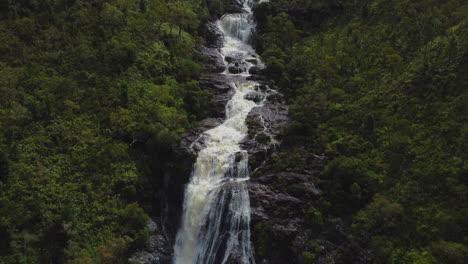 Zoomen-Sie-Aus-Der-Luft-Vom-Majestätischen-Colnett-Wasserfall-In-Der-Nähe-Von-Hienghene-Und-Offenbaren-Sie-Die-Landschaft-über-Der-Ostküste-Von-Neukaledonien