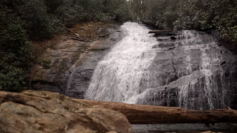 Mächtiger-Wasserfall-Tief-Im-Unberührten-Wald-Fließt-In-Zeitlupe-Den-Berghang-Hinunter