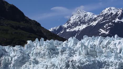 Zerklüftete-Eisspitzen-Auf-Dem-Margerie-gletscher-Und-Die-Schneebedeckten-Berge-Im-Hintergrund