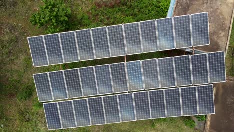 Solarstromquelle,-Die-Energie-In-Der-Wasserquelle-In-Einem-Vorort-Von-Afrika-Liefert