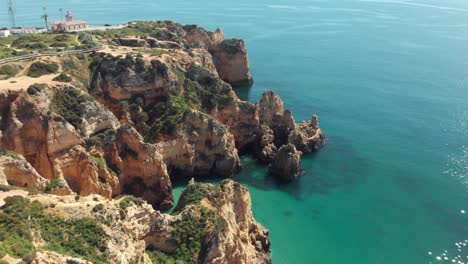 Westseite-Der-Steilküste-In-Ponta-Da-Piedade-Am-Mittag,-Lagos,-Algarve,-Portugal---Überflug-Aus-Der-Luft