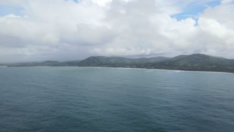 Scenic-View-Of-Green-Mountain,-Ocean-And-Clouds-In-Sapphire-Beach,-Coffs-Harbour,-NSW,-Australia-At-Daytime---aerial-drone-shot