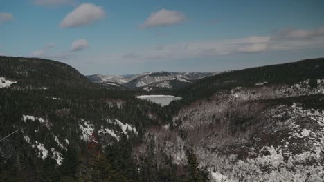 Zugefrorener-See-Inmitten-Von-Kiefernwaldbergen-Am-Mont-Du-Dome-In-Quebec,-Kanada
