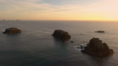 Dramatischer-Blick-Auf-Die-Felsen-An-Der-Küste-Von-Oregon-Mit-Glühendem-Sonnenunterganghimmel