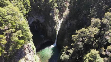 Atemberaubendes-Natürliches-Amphitheater-Des-Rio-Bonito-Wasserfalls-In-Patagonien