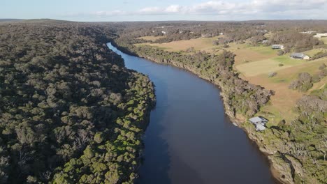 Luftüberführung-über-Die-Flussmündung-Des-Margaret-River,-Umgeben-Von-Einer-Atemberaubenden-Waldlandschaft-Bei-Sonnenlicht-In-Westaustralien