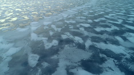 Drohne-Gleitet-über-Das-Eismeer-Bei-Untergang-Der-Sonne