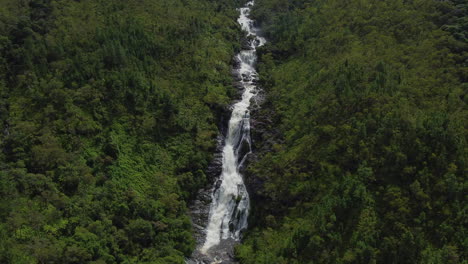 Breite-Luftaufnahme-Des-Colnett-Wasserfalls-In-Der-Nähe-Von-Hienghene,-Neukaledonien