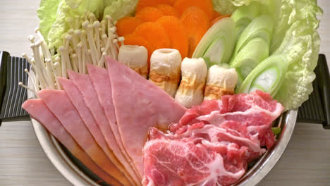 Sukiyaki-Oder-Shabu-Hot-Pot-Schwarze-Suppe-Mit-Fleisch-Roh-Und-Gemüse---Japanische-Essensart
