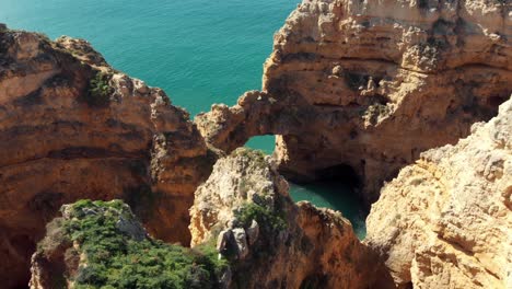 Ponta-da-Piedade,-cliff-formations-along-coastline-of-Lagos-city,-Algarve