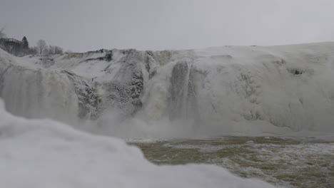 Eisiger-Wasserfall-In-Quebec,-Kanada---Totale