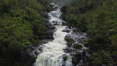 Luftdrohnenansicht-Tief-über-Dem-Colnett-wasserfall-Inmitten-Von-Wäldern-Und-Bergen,-In-Grande-Terre,-Neukaledonien