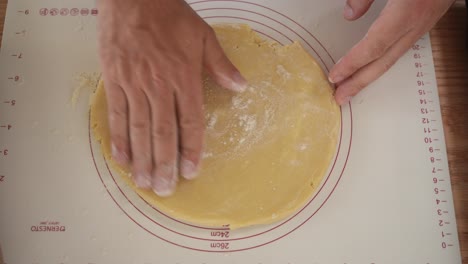 Sprinkling-flour-while-making-pie-crust