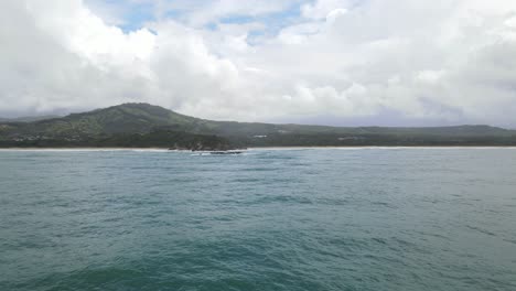 Ruhiger-Ozean-In-Richtung-Grüner-Küstenklippen-Gegen-Bewölkten-Himmel---Weißer-Bluff-In-Sapphire-Beach,-New-South-Wales,-Australien