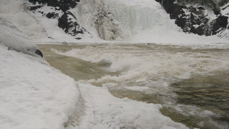 Eiswasser,-Das-Vom-Berg-In-Quebec-Kaskadiert---Mittlere-Aufnahme