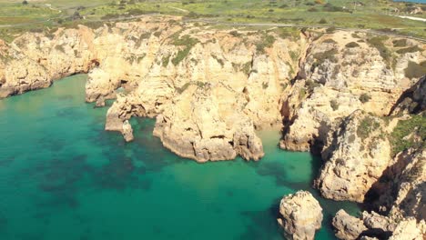 Wunderbare-Felsformationen-An-Der-Küste-Der-Algarve-In-Ponta-Da-Piedade,-Lagos,-Portugal---Luftaufnahme