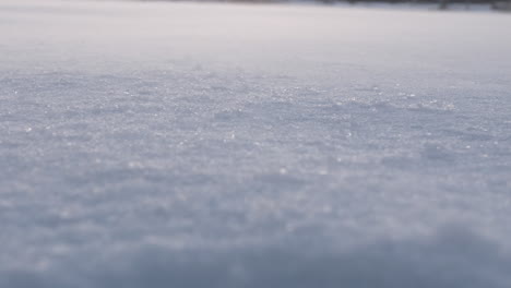 Viento-Fuerte-Que-Sopla-Partículas-De-Nieve-De-Suelo-Cubierto-De-Nieve-En-Primer-Plano