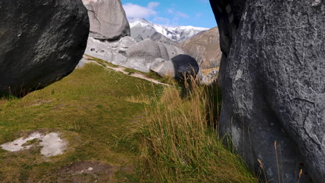 Lkw-Aufnahme-Von-Gigantischen-Felsen-Und-Schneebedeckten-Bergen-Im-Hintergrund-Im-Castle-Hill-National-Park-In-Neuseeland