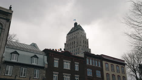 Gebäudepreis-Wolkenkratzer-Mit-Quebec-flagge-In-Quebec-City,-Quebec,-Kanada