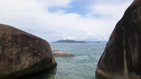 Das-Meer-Zwischen-Felsen-In-Angra-Dos-Reis,-Rio-De-Janeiro,-Brasilien-Betreten