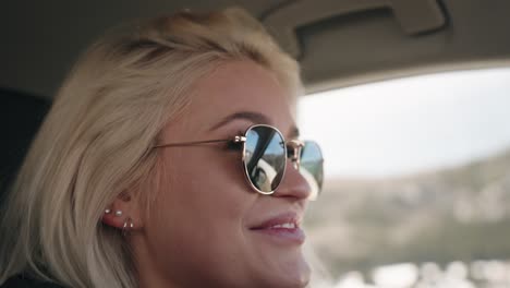 Mädchen-Mit-Sonnenbrille-Lächelnd-Beim-Autofahren