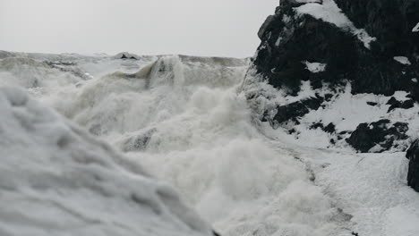 Wilder-Bergfluss,-Der-Im-Winter-Durch-Schneebedeckte-Felsbrocken-In-Quebec,-Kanada-Fließt
