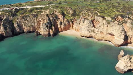 Strand-Praia-Da-Balanca,-Intime,-Sandige-Bucht,-Umgeben-Von-Hoch-Aufragenden-Klippen,-Lagos,-Algarve