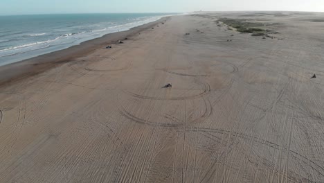 Dünenbuggys-Rennen-Auf-Ausgedehnten-Sanddünen-Der-Atlantikküste-Argentiniens