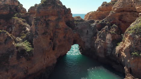 Ponta-da-Piedade-cliffs-and-rocks-against-ocean-water-and-horizon,-Algarve-region,-Portugal