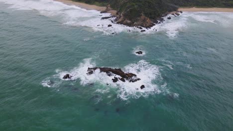 Schaumige-Wellen,-Die-Gegen-Felsen-In-Sapphire-Beach,-Coffs-Harbour,-NSW,-Australien---Antenne,-Von-Oben-Nach-Unten-Schlagen