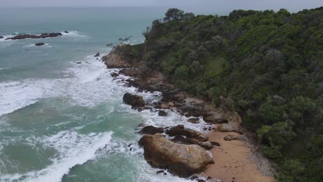 Malerischer-Blick-Auf-Bewachsene-Küstenklippen-Mit-Tosenden-Wellen---White-Bluff-In-Der-Nähe-Von-Sapphire-Beach-In-New-South-Wales,-Australien