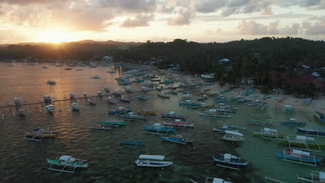 Auslegerboote-Vor-Anker-Im-Hafen-Mit-Sonnenuntergang-Im-Allgemeinen-Luna,-Insel-Siargao,-Philippinen